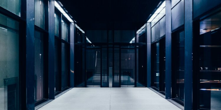 Gestores de PME e responsável de TI comparando cenários de nuvem privada e nuvem pública em uma reunião de planejamento