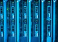 Responsável de TI conferindo o painel de rotina de backup enquanto a equipe da empresa segue operando ao fundo